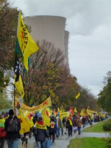 Demonstration gegen das AKW Grohnde. Statt Plutonium-Transporte fordern die AtomkraftgegnerInnen die sofortige Stilllegung des AKW. Foto: Dirk Seifert