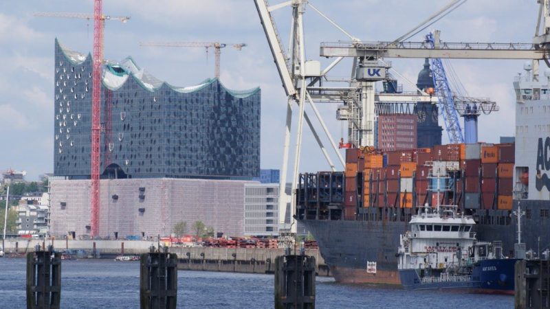 Atomtransporte Hamburg: Radioaktiv zu Wasser und zu Lande