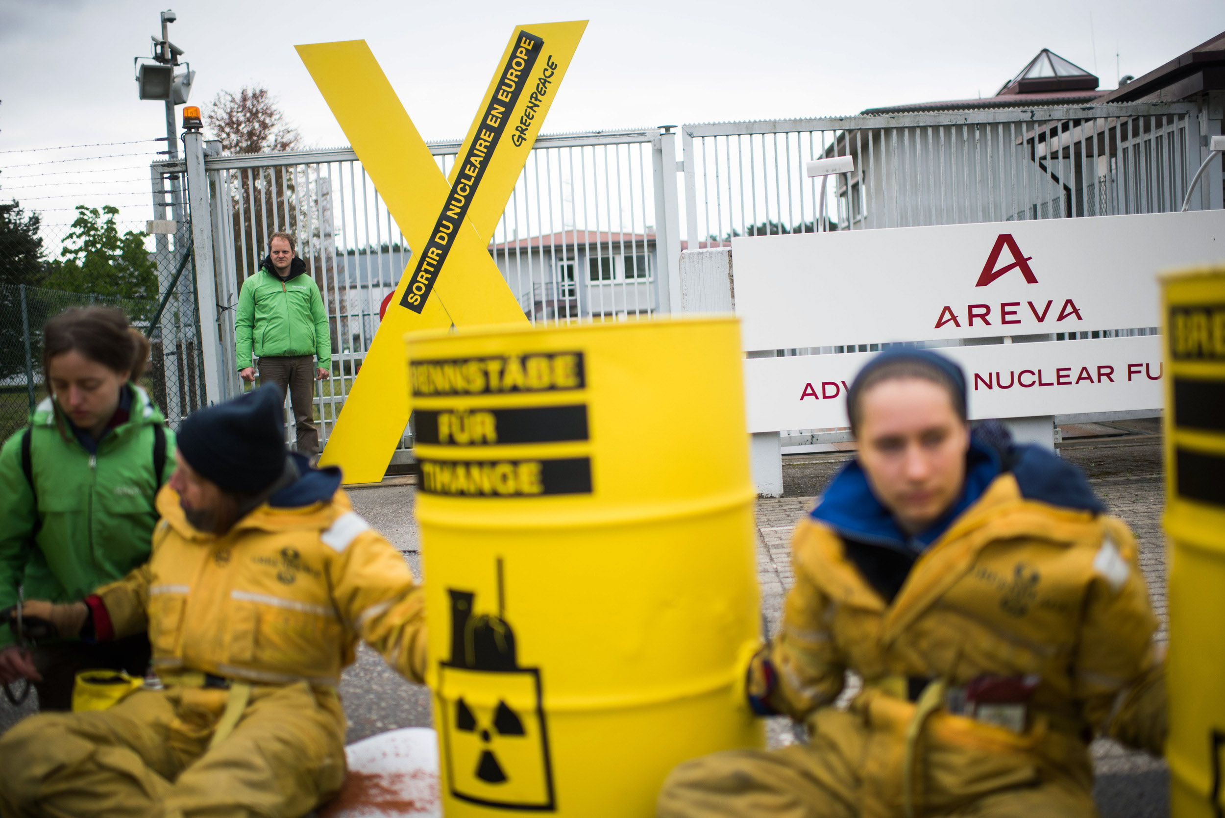Tihange und Uranfabriken stilllegen – Greenpeace-Aktion in Lingen – Gesetzentwurf für Hendricks vorgelegt