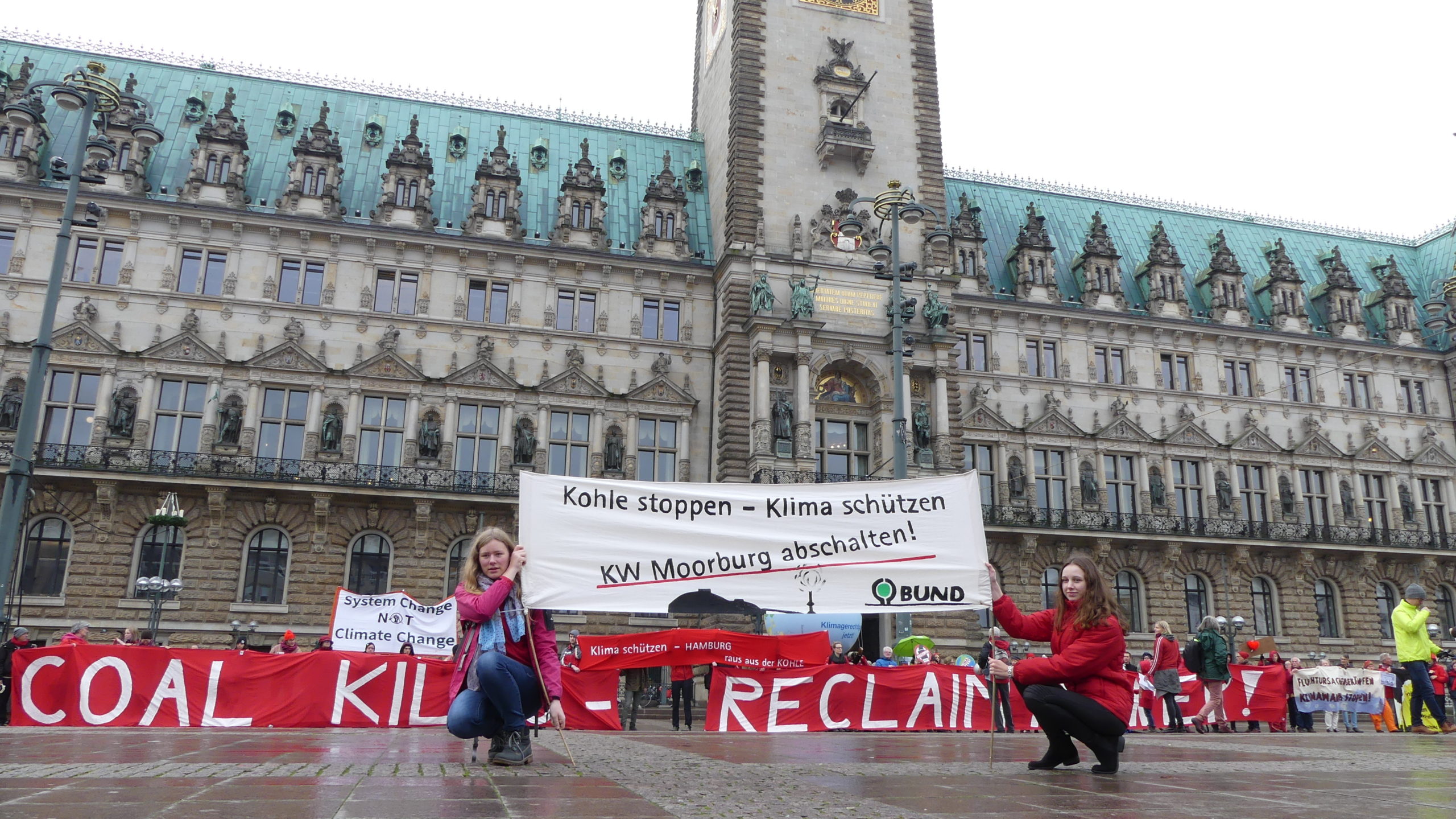 Das Klima und Hamburg: Raus aus der Kohle! Aktion vor dem Rathaus