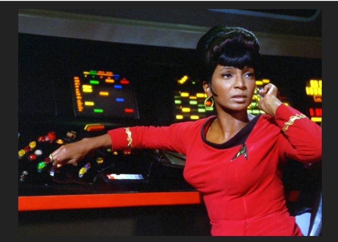 In Frieden! Nichelle Nichols – Lieutenant Uhura. Für Freiheit, Schwarz-Weiße Küsse und Kommunikation auf der Brücke der Enterprise