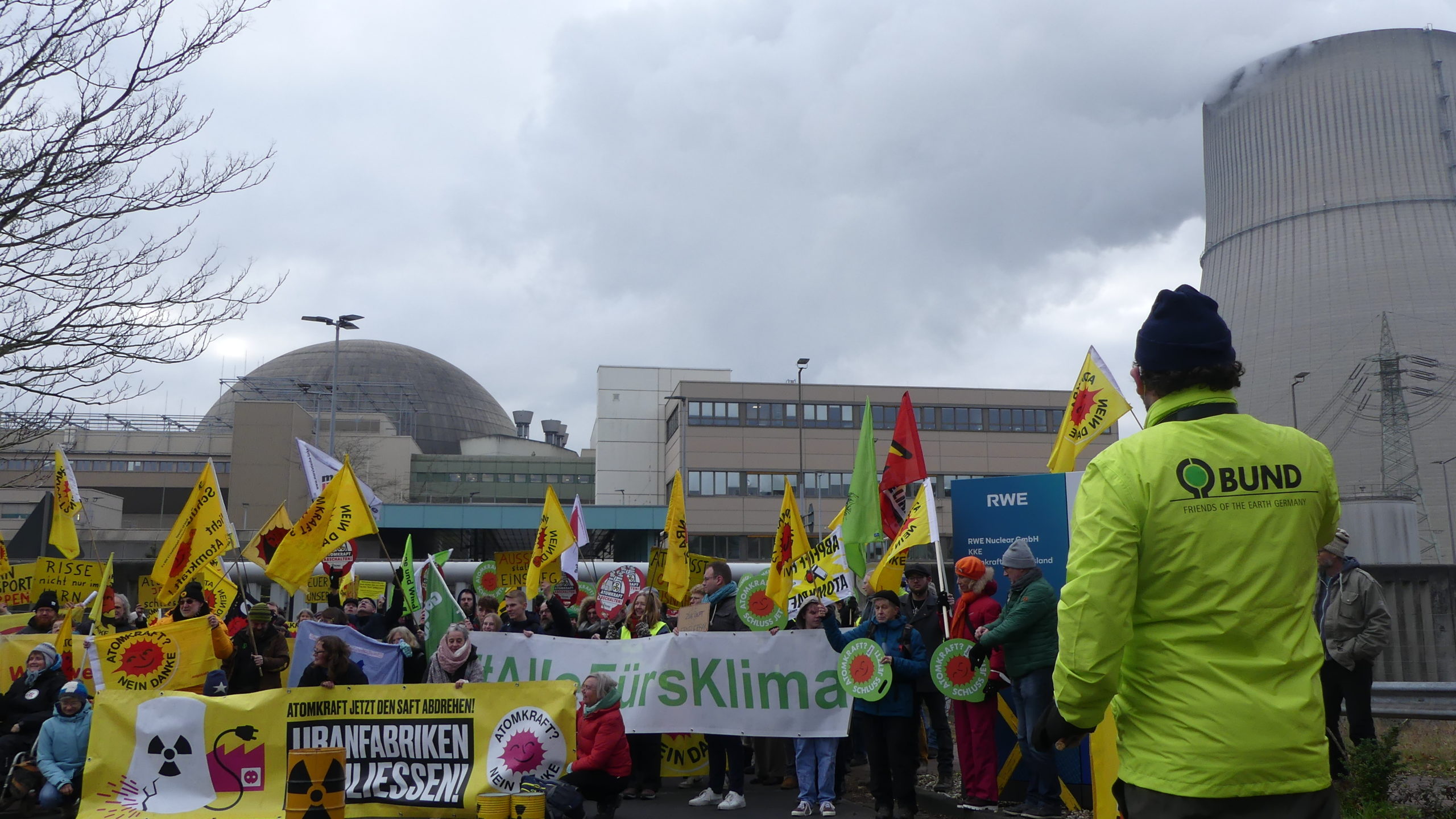 (Fotos von)Protestaktionen gegen Weiterbetrieb des AKW Emsland – Runterfahren ist angesagt!