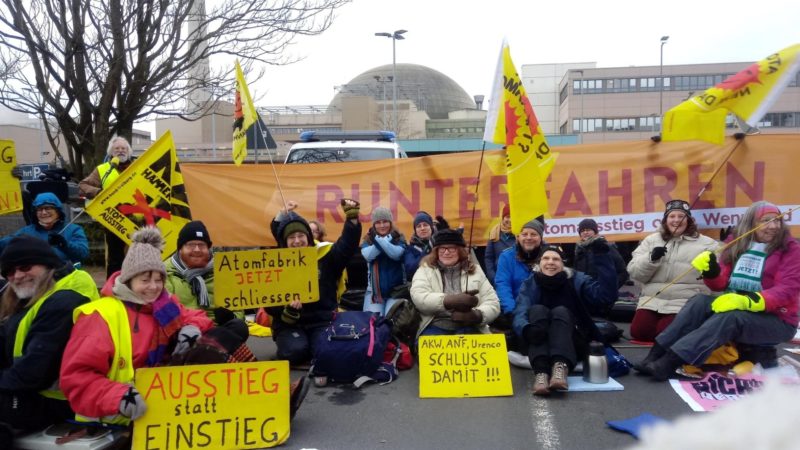 Blockade AKW Emsland in Lingen: Atomkraftwerke runterfahren!