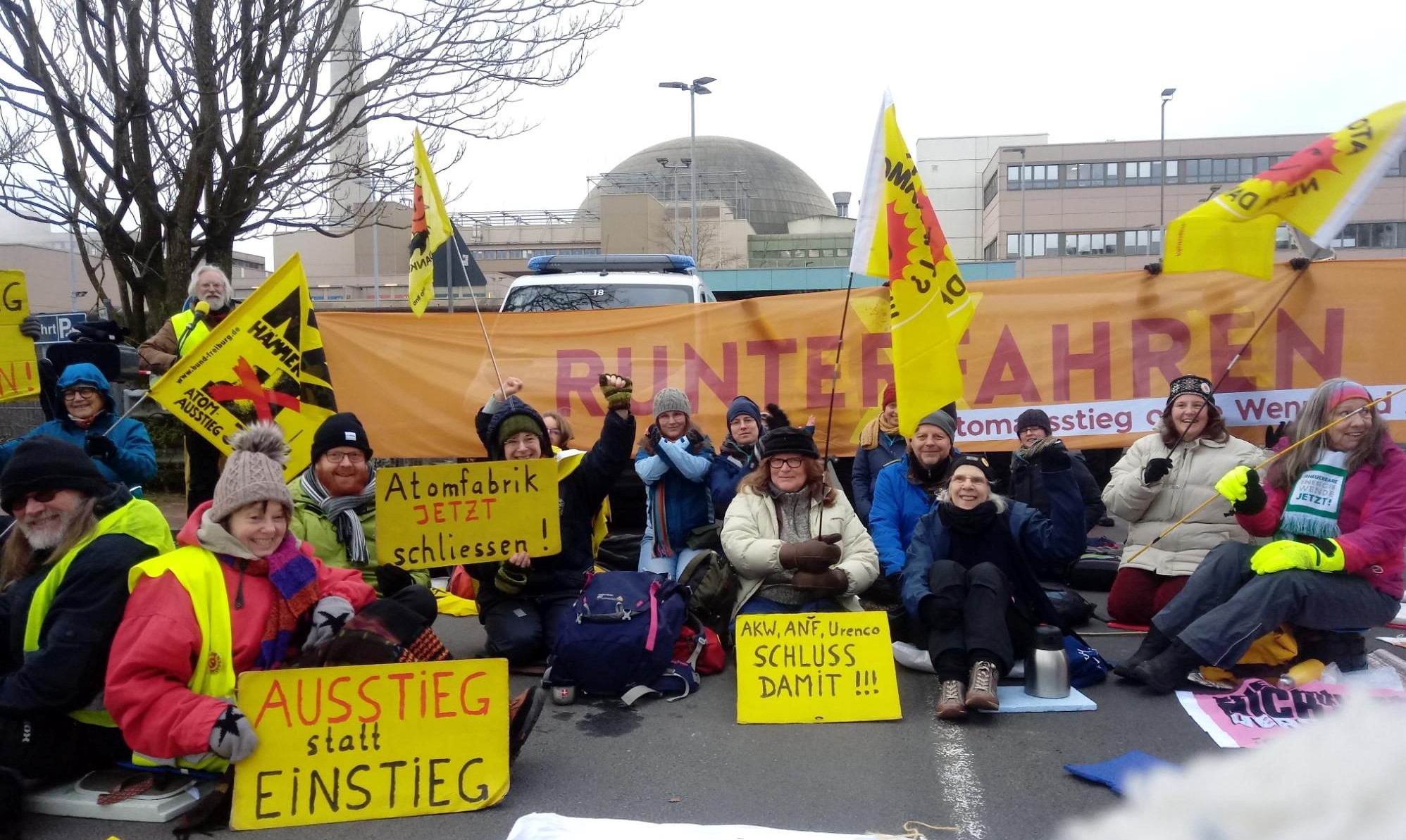 Mit dem Bus zum Atomausstieg: Atommeiler werden stillgelegt – Uranfabriken müssen folgen