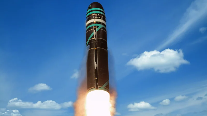 Nukleare Aufrüstung läuft: Frankreich installiert neue Trägerrakete und gibt neue Atomwaffensystem in Auftrag